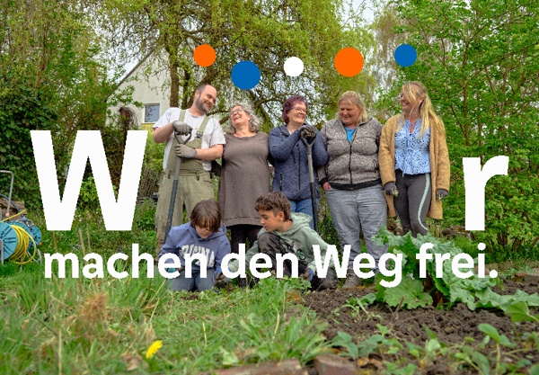 Gruppe von Erwachsenen und zwei Kindern bei gemeinsamer Gartenarbeit im Freien.